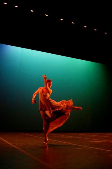 Festival Benéfico APAMA - Imagen de una bailarina en un momento de su actuación en el escenario.