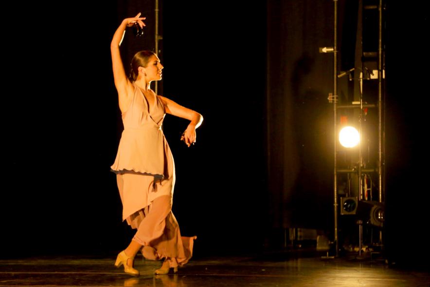 Festival Benéfico APAMA - Imagen de una bailarina en un momento de su actuación en el escenario.
