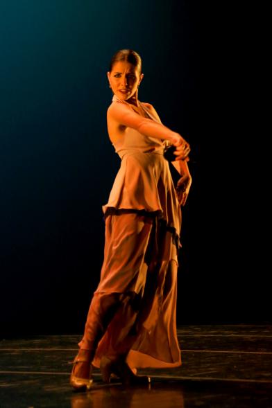 Festival Benéfico APAMA - Imagen de una bailarina en un momento de su actuación en el escenario.