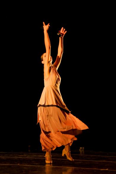 Festival Benéfico APAMA - Imagen de una bailarina en un momento de su actuación en el escenario.
