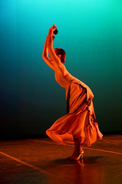Festival Benéfico APAMA - Imagen de una bailarina en un momento de su actuación en el escenario.