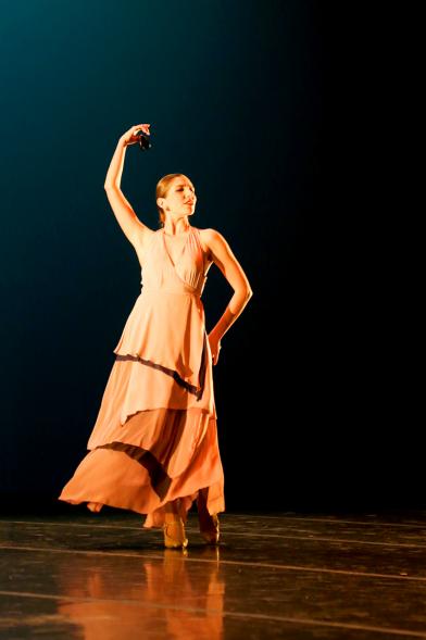 Festival Benéfico APAMA - Imagen de una bailarina en un momento de su actuación en el escenario.