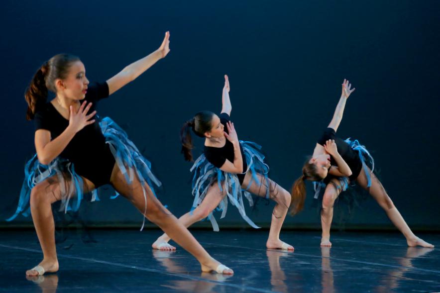 Festival Benéfico APAMA - Imagen de un grupo de bailarinas en un momento de su actuación en el escenario.