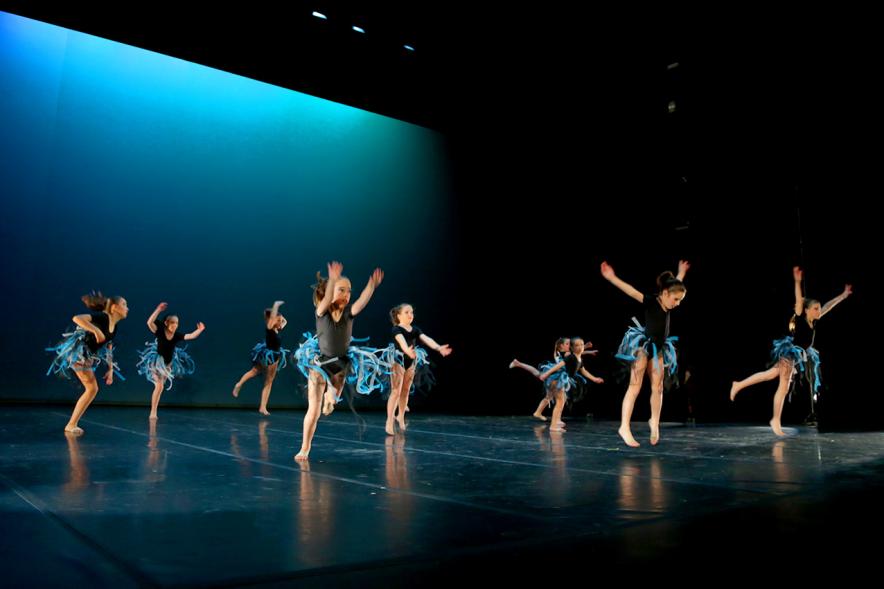 Festival Benéfico APAMA - Imagen de un grupo de bailarinas en un momento de su actuación en el escenario.