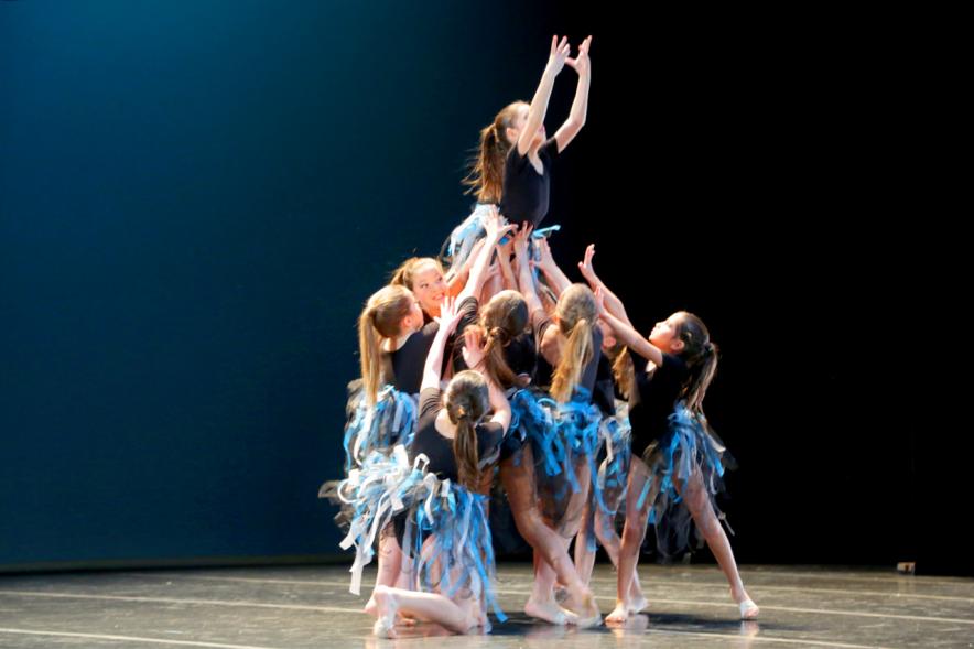 Festival Benéfico APAMA - Imagen de un grupo de bailarinas en un momento de su actuación en el escenario.
