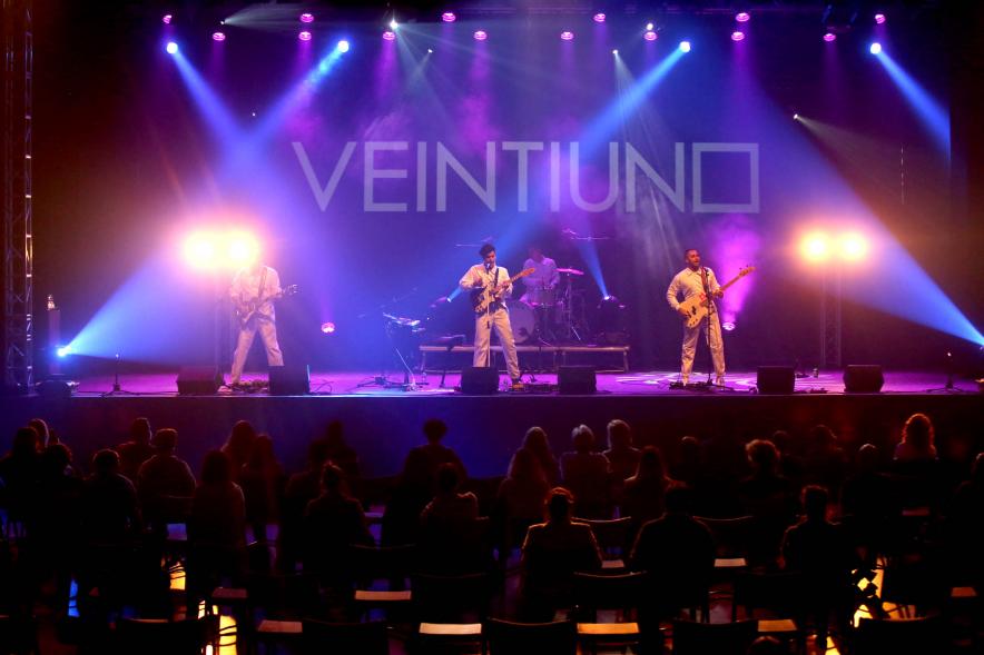 Grupo musical Veintiuno. Festival en La Esfera
