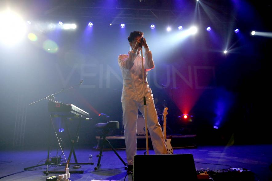 Diego Arroyo vocalista. Grupo musical Veintiuno