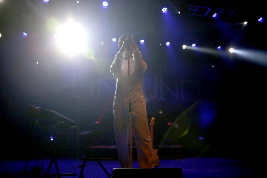 Diego Arroyo vocalista. Grupo musical Veintiuno