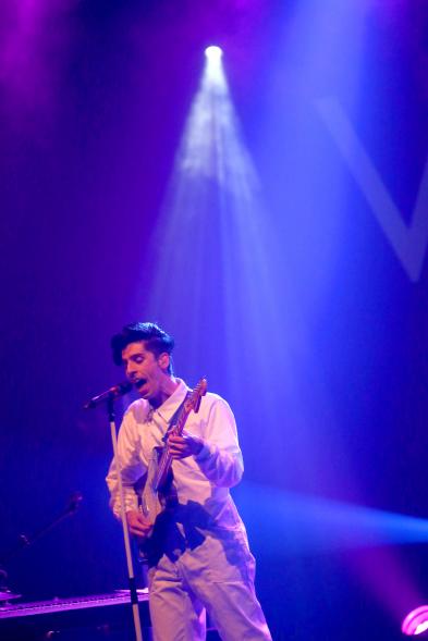 Diego Arroyo vocalista. Grupo musical Veintiuno