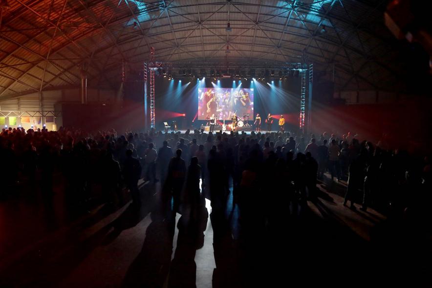 Evento visto desde el fondo de la sala