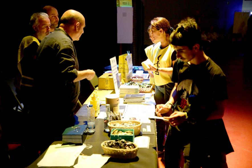 IIIer Festival de Música y Derechos Humanos-Valientes - Imagen de un stand montado en el festival y personas visitándolo.