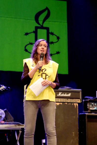 IIIer Festival de Música y Derechos Humanos-Valientes - Imagen de la presentadora del acto en el escenario.