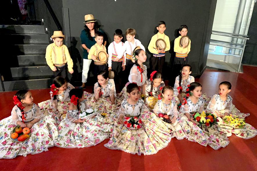 Niños con trajes típicos. Festival Cultural Folclórico 