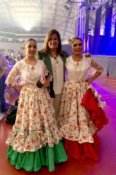 Niñas con trajes típicos 