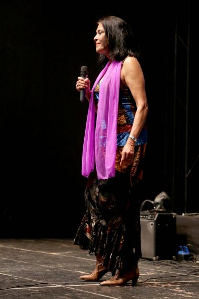 Cantante durante la actuación