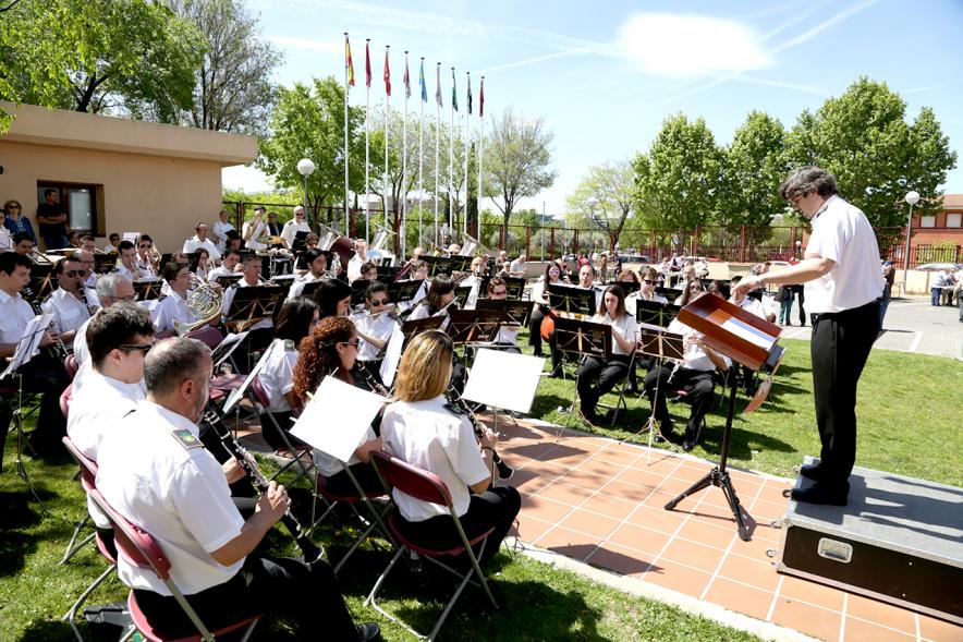 Día de la Comunidad de Madrid 2017 - Imagen de la banda de música y su director dirigiéndola.