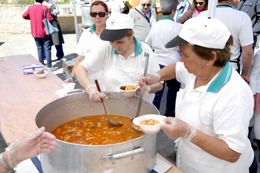 Día de la Comunidad de Madrid 2017 - Imagen de unas personas repartiendo comida.