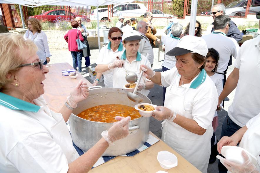 Día de la Comunidad de Madrid 2017 - Imagen de unas personas repartiendo comida.