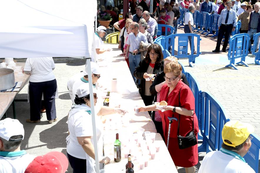 Día de la Comunidad de Madrid 2017 - Imagen de unas personas repartiendo comida y de personas recogiendo esos platos.