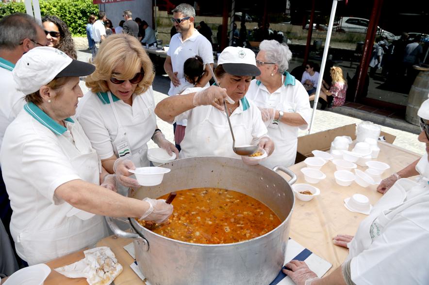 Día de la Comunidad de Madrid 2017 - Imagen de unas personas repartiendo comida.