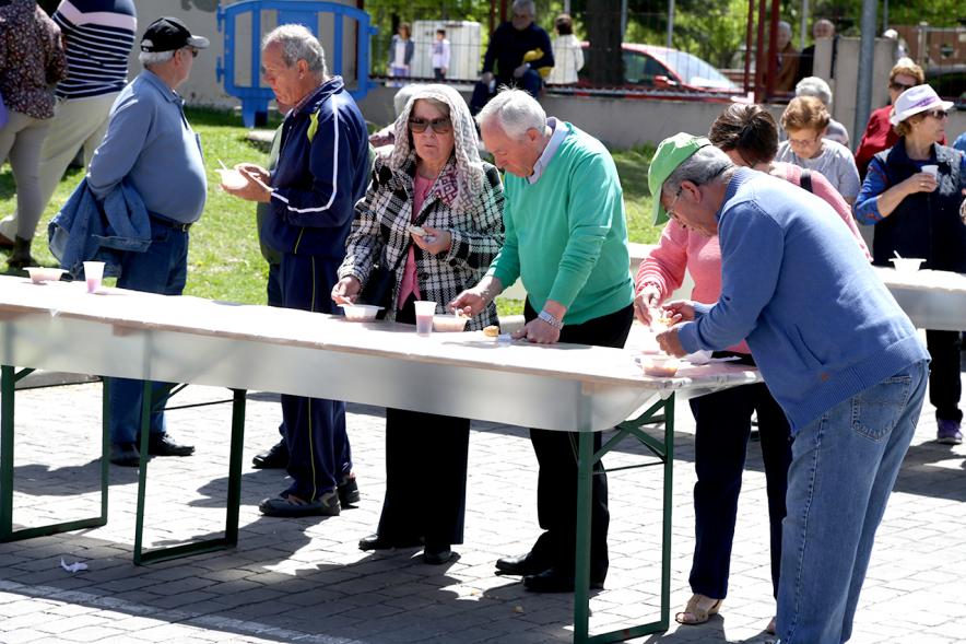 Día de la Comunidad de Madrid 2017 - Imagen de personas degustando esos platillos.