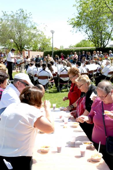 Día de la Comunidad de Madrid 2017 - Imagen de personas degustando esos platillos.