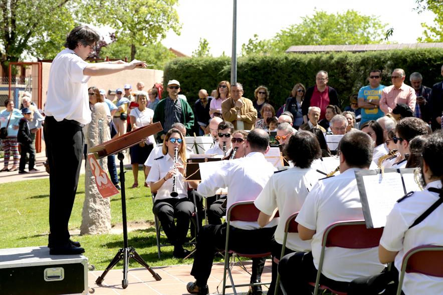 Día de la Comunidad de Madrid 2017 - Imagen de la banda de música y su director dirigiéndola.