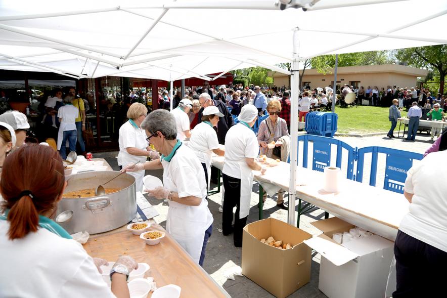 Día de la Comunidad de Madrid 2017 - Imagen de unas personas repartiendo comida.