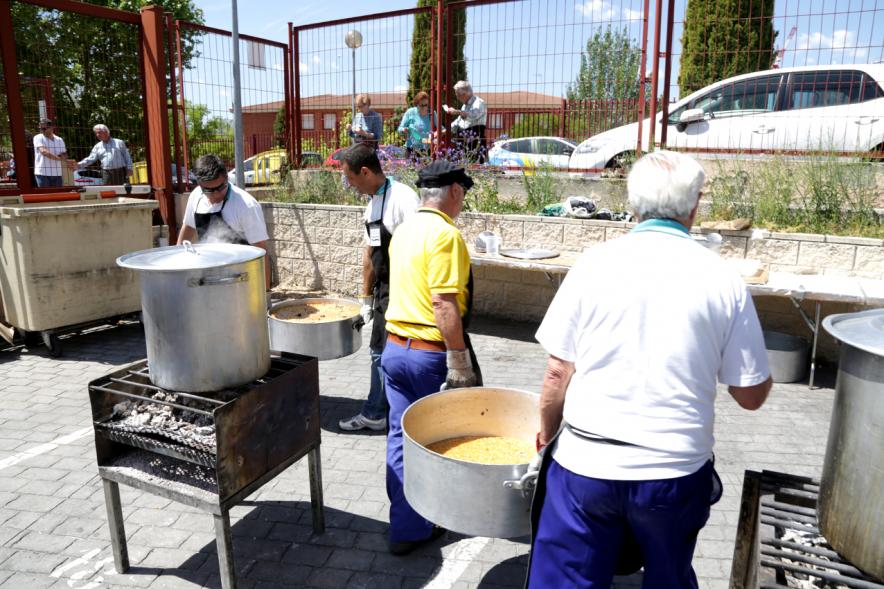 Día de la Comunidad de Madrid 2017 - Imagen de personas colocando las cazuelas antes de comenzar el reparto.