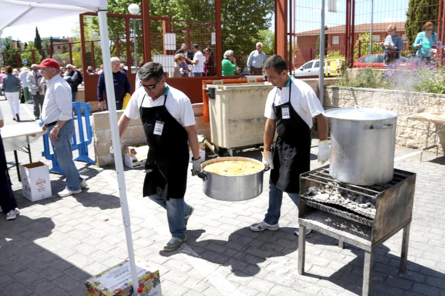 Día de la Comunidad de Madrid 2017 - Imagen de personas colocando las cazuelas antes de comenzar el reparto.
