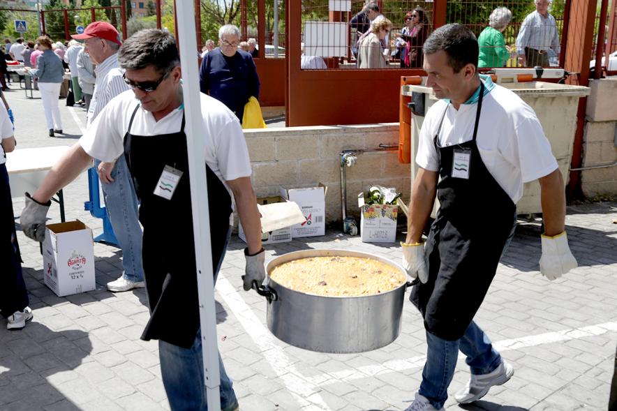 Día de la Comunidad de Madrid 2017 - Imagen de personas colocando las cazuelas antes de comenzar el reparto.
