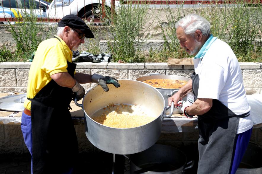 Día de la Comunidad de Madrid 2017 - Imagen de personas colocando las cazuelas antes de comenzar el reparto.
