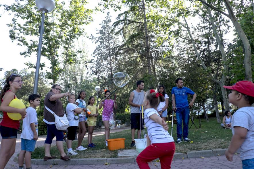 Fiesta Multicolor Arco Íris - Imagen de los participantes jugando con globos y burbujas.