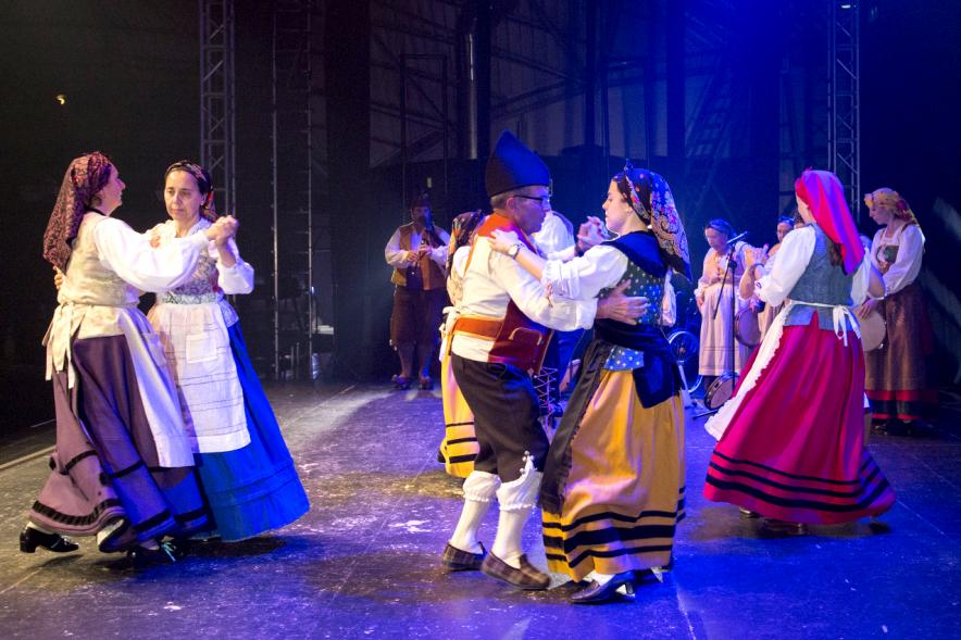 Baile tradicional a cargo del Grupo de Baile Andolina.