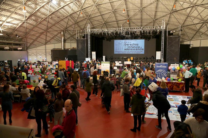 Fiesta Derechos de la Infancia - Panorámica de la sala  con el público, los niños en las actividades infantiles, al fondo el escenario.