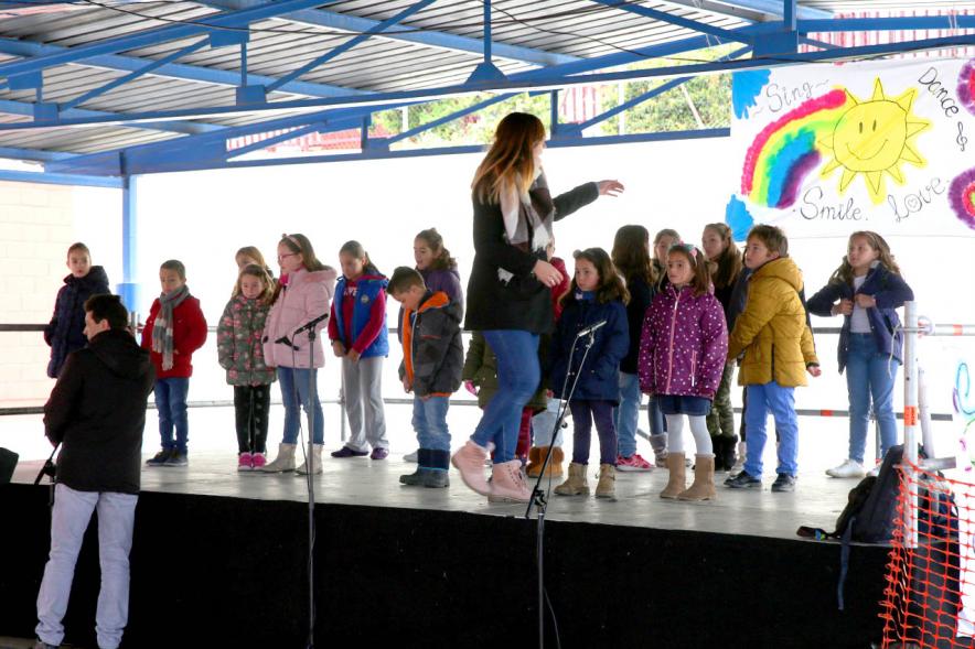 Actuación de niños en el escenario