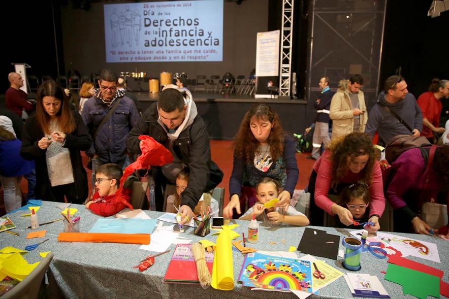 Fiesta Derechos de la Infancia -Imagen de los niños con sus padres jugando.