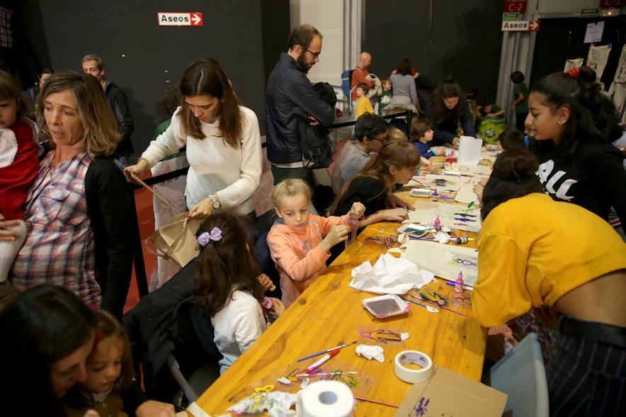 Fiesta Derechos de la Infancia -  Imagen de un grupo numeroso de niños con sus familias haciendo actividades.