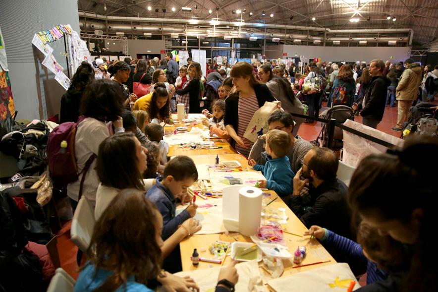 Fiesta Derechos de la Infancia -  Imagen de un grupo numeroso de niños con sus familias haciendo actividades.