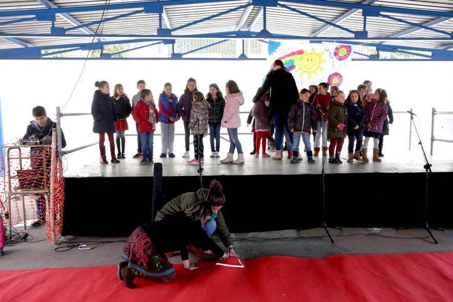 Niños en el escenario antes de su actuación
