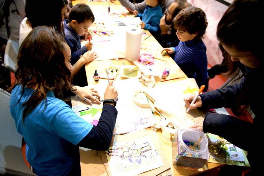 Fiesta Derechos de la Infancia - Primer plano de unos niños pintando.
