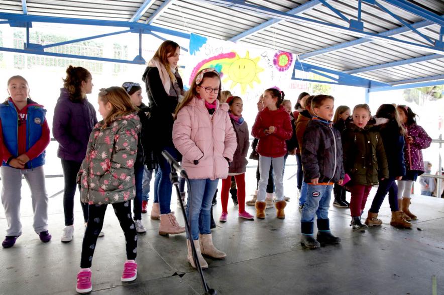 Niños en el escenario antes de su actuación
