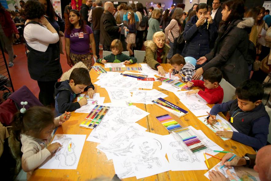 Fiesta Derechos de la Infancia - Imagen de un grupo numeroso de niños realizando manualidades.