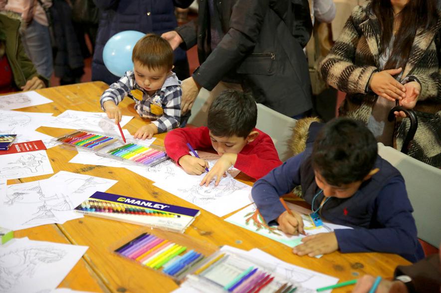 Fiesta Derechos de la Infancia - Primer plano de unos niños realizando manualidades.