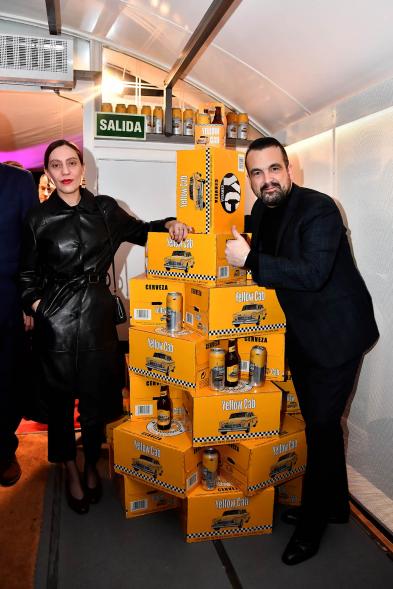 Posando en Yellow Cab