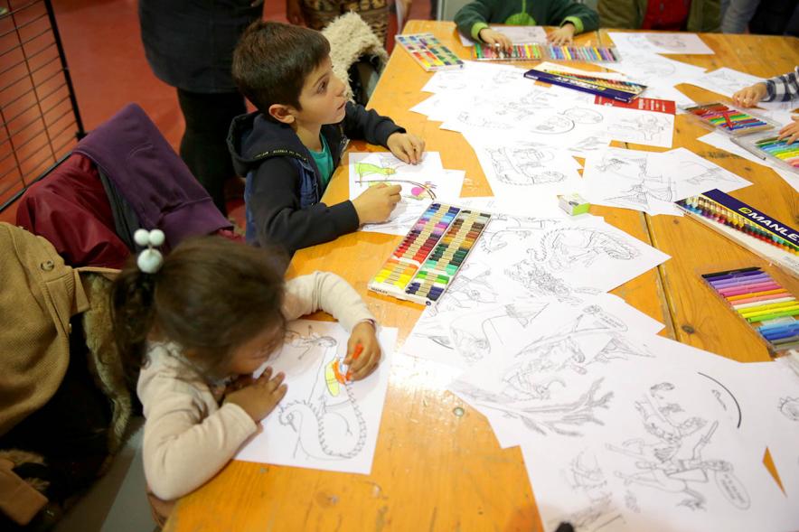 Fiesta Derechos de la Infancia - Primer plano de unos niños pintando.