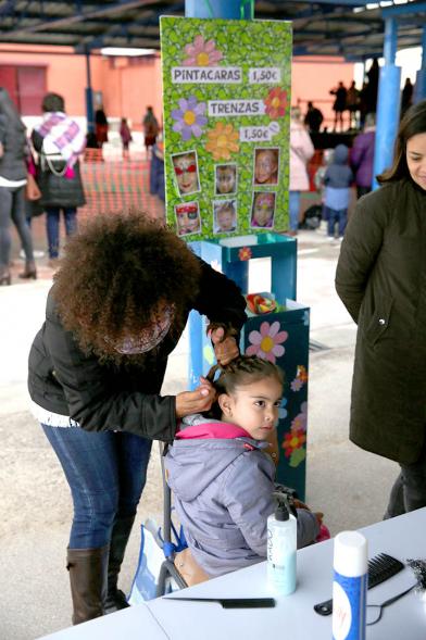 Niña en el puesto de trenzas