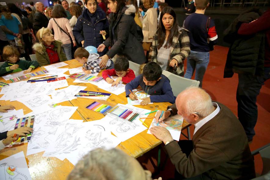 Fiesta Derechos de la Infancia - Primer plano de un grupo de mayores y de niños realizando manualidades.