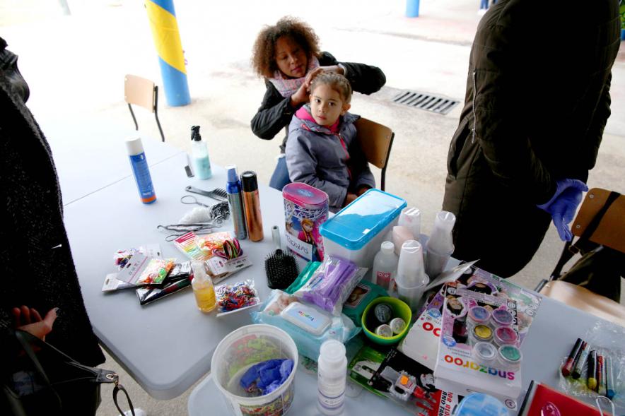 Puesto de trenzas en el mercadillo