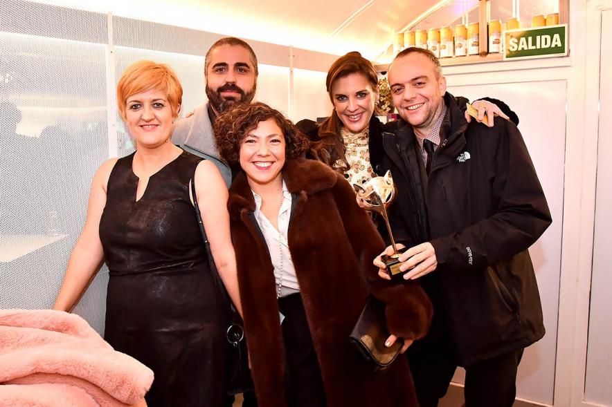 Ganadores del premio al mejor documental, Posando con premio